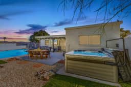 Modern Desert Escape/Sleeps up to 8/Pool & Hot Tub