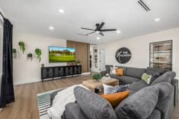 Old Town Luxury Remodel/Heated Pool/Sleeps 14