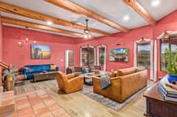 Stunning Secluded Ranch, Sleeps 6 Comfortably, Pool & Jacuzzi