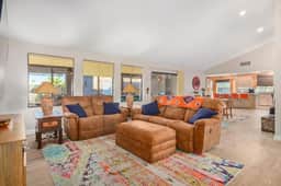 Vibrant 4 Bedroom w/Pool & Spa
