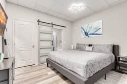 Stylish & Prestigious! 2 Bed/2 Bath-On The Avenue - Image 2