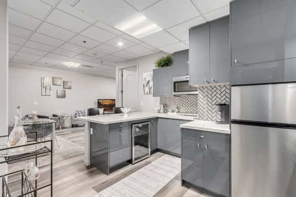 Stylish & Prestigious! 2 Bed/2 Bath-On The Avenue - Image 1