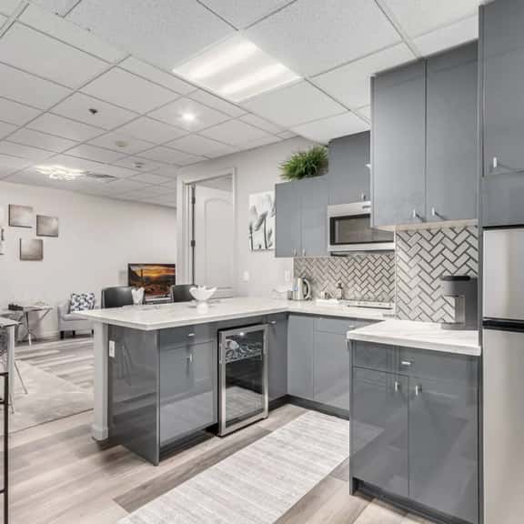 Stylish & Prestigious! 2 Bed/2 Bath-On The Avenue - Image 1