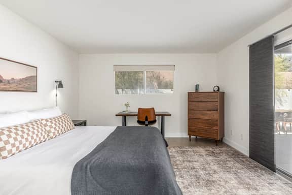 Modern Desert Escape/Sleeps up to 8/Pool & Hot Tub