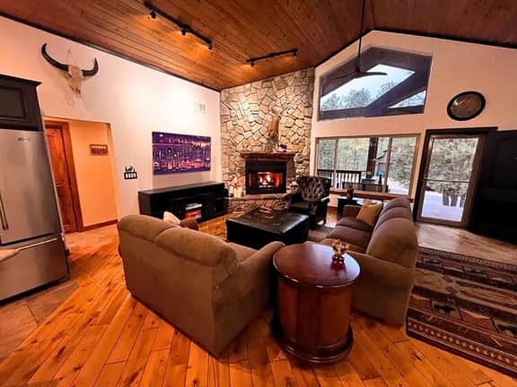 Torreon Cozy Cabin, Decks, BBQ, 4Bedroom, Sleeps 6