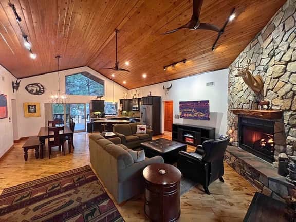 Torreon Cozy Cabin, Decks, BBQ, 4Bedroom, Sleeps 6