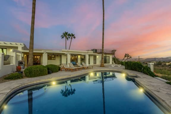 Beautiful Red Mountain Views 4 Bed/3.5 Bath/Pool/Rooftop Deck