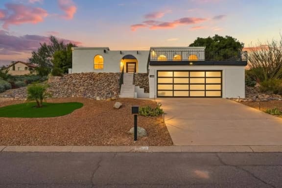 Modern Desert Escape/Sleeps up to 8/Pool & Hot Tub